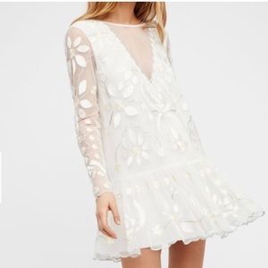 ISO FREE PEOPLE HEARTS ARE WILD DRESS — PREFERABLY WHITE✨✨